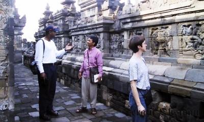 Candra P. Pusponegoro (tengah) memberikan penjelasan sejarah candi kepada Co-Executive Directors Institute for Training &amp; Development (ITD) USA, Abdul Kareem Samake (kiri) dan Executive Directors ITD, Julie E. Hooks (kanan) di Candi Borobudur
